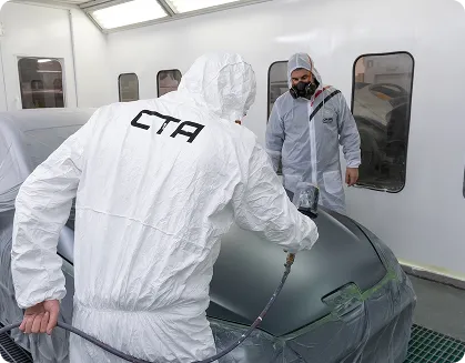 Pintando carroceria de vehiculo en CTA Figueres
