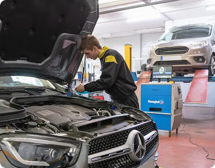 Revisando motor de vehiculo en CTA Figueres